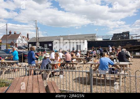 Tische im Freien in der West Mersea Oyster Bar, Coast Road, West Mersea, Essex, England, Vereinigtes Königreich Stockfoto