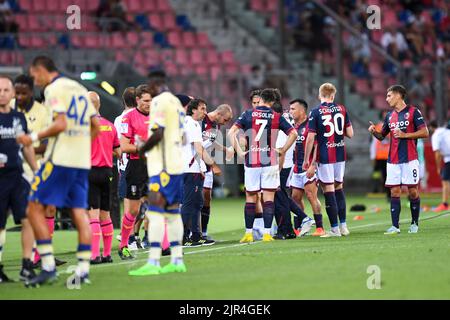 Bologna, Italien. 21. August 2022. FC Bologna Abkühlpause während des FC Bologna gegen Hellas Verona, italienisches Fußballspiel Serie A in Bologna, Italien, August 21 2022 Quelle: Independent Photo Agency/Alamy Live News Stockfoto