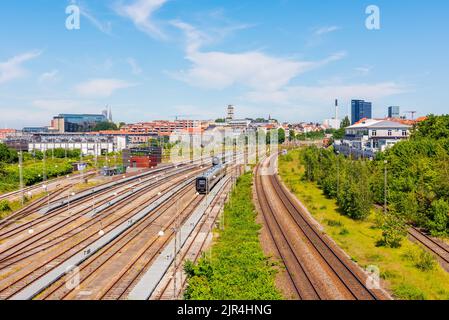 Bahnstrecken und -Hof in der Nähe des Hauptbahnhofs von Aarhus, Dänemark, am Sommertag Stockfoto