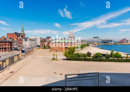 Straßenbahn fährt in der Downtown Street in der Nähe des Hafens von Aarhus, Dänemark am Sommertag im Juni. Aarhus ist die zweitgrößte Stadt Dänemarks. Stockfoto