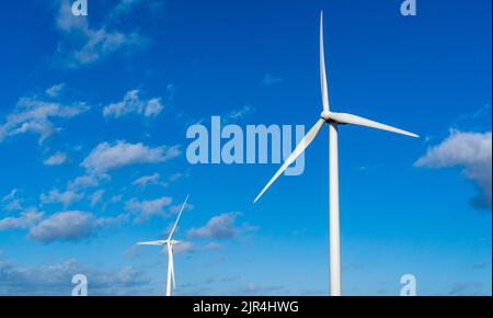 Windkraftanlagen erzeugen saubere erneuerbare Energie Stockfoto