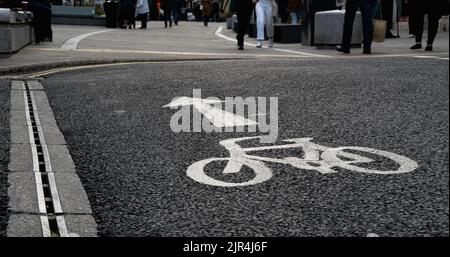 Fahrradsymbol mit Fahrradspuren Stockfoto