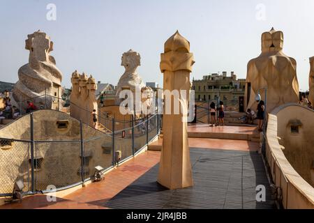 Die Phantomkamine auf dem Dach von La Pedrera (Casa Mila) von Gaudi in Barcelona, Spanien Stockfoto