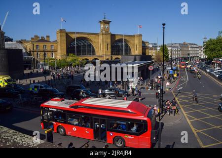 London, Großbritannien. 19.. August 2022. King's Cross Station, Panoramablick von außen. Stockfoto