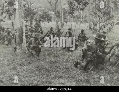 Ein Vintage-Foto um 1941, das Soldaten der 9. Gurkha-Gewehre der Britischen Indischen Armee im Dschungel während der japanischen Invasion von Malaya und dem Fall von Singapur zeigt Stockfoto