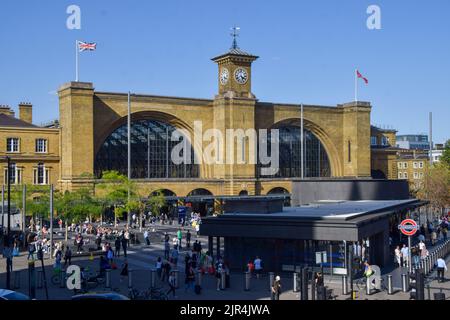 London, Großbritannien. 19.. August 2022. King's Cross Station, Panoramablick von außen. Stockfoto