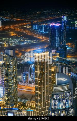 Luftaufnahme der schönen Abendbeleuchtung szenischer Blick auf Wolkenkratzer und Türme in Dubai. Nächtlicher Straßenverkehr in der Skyline von Dudai. Stadt Stockfoto