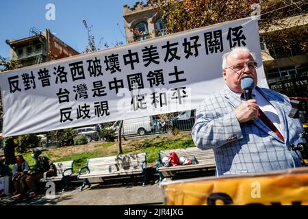 San Francisco, Usa. 21. August 2022. Ein Protestler spricht bei der Kundgebung. Einige pro-chinesische Organisationen hielten Anfang August eine Kundgebung in Chinatown in San Francisco, den Vereinigten Staaten, gegen die Sprecherin des Repräsentantenhauses der Vereinigten Staaten, Nancy Pelosi, in Taiwan ab. Die Organisatoren denken, Taiwan sei Teil Chinas und hoffen, dass die Vereinigten Staaten die Beziehung zwischen China und den Vereinigten Staaten nicht gebrochen haben. (Foto von Michael Ho Wai Lee/SOPA Images/Sipa USA) Quelle: SIPA USA/Alamy Live News Stockfoto