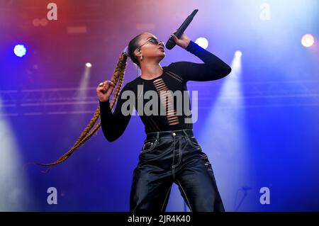 Ella Eyre, live beim Hardwick Live-Musikfestival am Sonntag, 21.. August 2022, England, Großbritannien Stockfoto