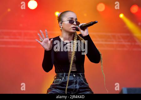 Ella Eyre, live beim Hardwick Live-Musikfestival am Sonntag, 21.. August 2022, England, Großbritannien Stockfoto