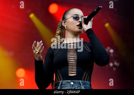 Ella Eyre, live beim Hardwick Live-Musikfestival am Sonntag, 21.. August 2022, England, Großbritannien Stockfoto