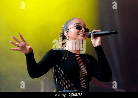 Ella Eyre, live beim Hardwick Live-Musikfestival am Sonntag, 21.. August 2022, England, Großbritannien Stockfoto