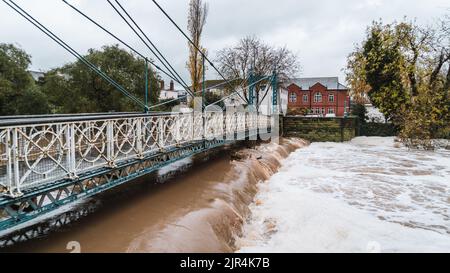 Flutflut unter der Hängebrücke in Urban UK Stockfoto
