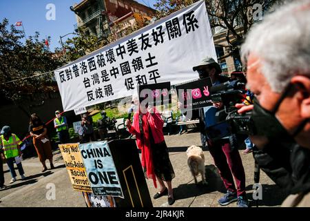 San Francisco, Usa. 21. August 2022. Ein Protestler spricht bei der Kundgebung. Einige pro-chinesische Organisationen hielten Anfang August eine Kundgebung in Chinatown in San Francisco, den Vereinigten Staaten, gegen die Sprecherin des Repräsentantenhauses der Vereinigten Staaten, Nancy Pelosi, in Taiwan ab. Die Organisatoren denken, Taiwan sei Teil Chinas und hoffen, dass die Vereinigten Staaten die Beziehung zwischen China und den Vereinigten Staaten nicht gebrochen haben. (Foto von Michael Ho Wai Lee/SOPA Images/Sipa USA) Quelle: SIPA USA/Alamy Live News Stockfoto