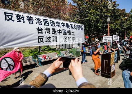 San Francisco, Usa. 21. August 2022. Ein Protestler spricht bei der Kundgebung. Einige pro-chinesische Organisationen hielten Anfang August eine Kundgebung in Chinatown in San Francisco, den Vereinigten Staaten, gegen die Sprecherin des Repräsentantenhauses der Vereinigten Staaten, Nancy Pelosi, in Taiwan ab. Die Organisatoren denken, Taiwan sei Teil Chinas und hoffen, dass die Vereinigten Staaten die Beziehung zwischen China und den Vereinigten Staaten nicht gebrochen haben. (Foto von Michael Ho Wai Lee/SOPA Images/Sipa USA) Quelle: SIPA USA/Alamy Live News Stockfoto