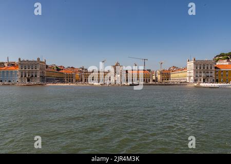 Ein Blick auf die Praca do Comrcio (Commerce Plaza) ist eine große, Hafen-orientierte plaza in Portugals Hauptstadt Lissabon, vom Fluss Tejo aus Stockfoto