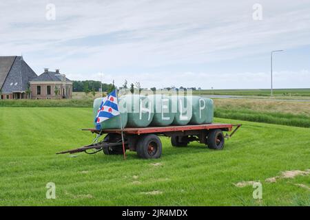 Melden Sie sich in landwirtschaftlichen Bereich mit Text Hilfe und Flagge. Landwirte in den Niederlanden protestieren gegen die erzwungene Schrumpfung von Nutztieren aufgrund von Emissionen im Jahr CO2 Stockfoto