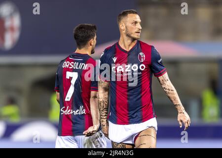 Marko Arnautovic (Bologna) Riccardo Orsolini (Bologna) während des italienischen "Serie A"-Spiels zwischen Bologna 1-1 Hellas Verona im Renato Dall Ara Stadium am 21. August 2022 in Bologna, Italien. Quelle: Maurizio Borsari/AFLO/Alamy Live News Stockfoto