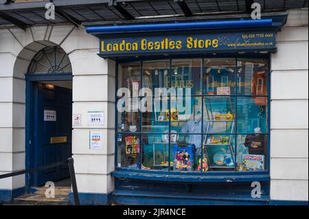 Schaufenster und farbenfrohe Schaufenster im London Beatles Store in der Baker Street, London, England, Großbritannien Stockfoto