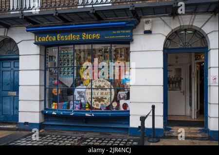 Schaufenster und farbenfrohe Schaufenster im London Beatles Store in der Baker Street, London, England, Großbritannien Stockfoto