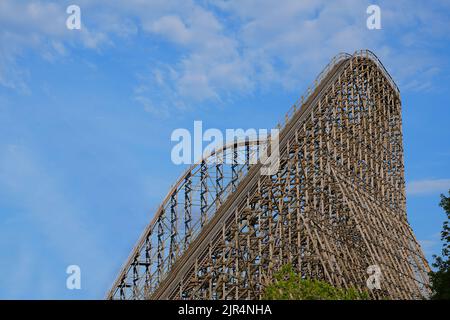 Achterbahn aus Holz. Blick auf den Bau einer großen hölzernen Achterbahn Stockfoto