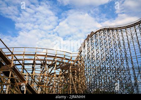 Achterbahn aus Holz. Blick auf den Bau einer großen hölzernen Achterbahn Stockfoto