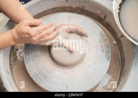 Aktive Ältere Frau, Die Töpferei Macht. Stockfoto