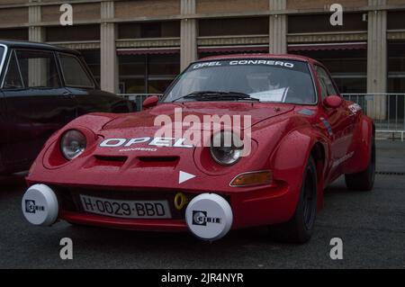 Ein roter Klassiker des Opel GT Conrero parkte auf der Straße Stockfoto