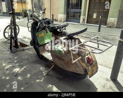 Nahaufnahme eines klassischen Piaggio Vespa Rollers auf der Straße Stockfoto