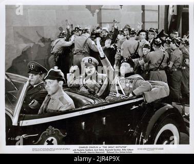 Charles Chaplin, der sich wie Hitler verhält und mit einem Auto in „The Great Dictator“ fährt (United Artists, 1940) Stockfoto