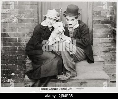 Charlie Chaplin und Edna Purviance in Der Filmszene Von A Dog's Life (Pathepicture 1920s). Stockfoto