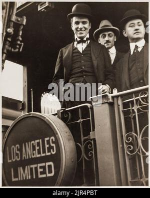 Der berühmte Stummfilmschauspieler Charlie Chaplin fährt in einem Zug nach Los Angeles. Vintage-Foto 1919. Stockfoto