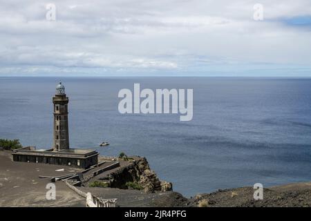 Zerstörter Leuchtturm am Capelinhos Vulkan auf der Insel Faial, Azoren, Portugal. Stockfoto