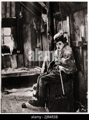 Charlie Chaplin - Chilkoot Pass – Publicity still for upcoming Film that would become the Gold Rush. The Gold Rush ist ein amerikanischer Stummkomödie-Film aus dem Jahr 1925, der 1925 von Charlie Chaplin geschrieben, produziert und Regie geführt wurde. Stockfoto