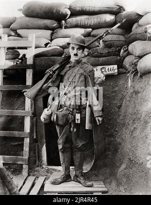 Charlie Chaplin in „Shoulder Arms“ - Filmszene Stockfoto