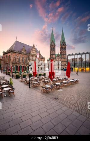 Bremen, Deutschland. Stadtbild der Hansestadt Bremen, Deutschland mit historischem Marktplatz und Rathaus bei Sonnenaufgang im Sommer. Stockfoto