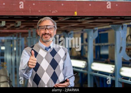 Taille Nach Oben Porträt Eines Selbstbewussten, Gutaussehenden, Grauhaarigen Geschäftsmannes. Digitales Technologiekonzept. Industrie 4,0 Stockfoto