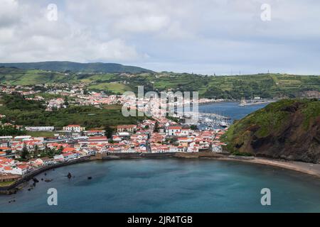 Blick über die Stadt Horta auf der Insel Faial, Azoren, Portugal. Stockfoto