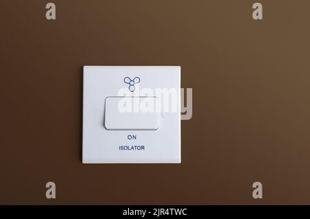 An der Wand montierter Isolator oder Trennschalter für den elektrischen Abzugsventilator Stockfoto