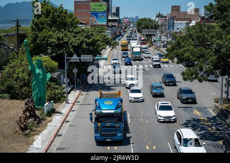Taipeh. 22. August 2022. Replik der Freiheitsstatue in Taipei, Taiwan am 22/08/2022 US-Politiker kündigen weitere Besuche in Taiwan an. Ein prominent besuchter Besuch von Nancy Patricia Pelosi, Sprecherin des Repräsentantenhauses der Vereinigten Staaten, zog den Zorn Chinas auf sich und eine militärische Übung, bei der die Volksbefreiungsarmee Raketen abfeuerte, die über die Insel flogen und in der Nähe von Japan schliefen. Von Wiktor Dabkowski Credit: dpa/Alamy Live News Stockfoto
