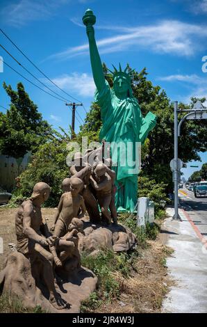 Taipeh. 22. August 2022. Replik der Freiheitsstatue in Taipei, Taiwan am 22/08/2022 US-Politiker kündigen weitere Besuche in Taiwan an. Ein prominent besuchter Besuch von Nancy Patricia Pelosi, Sprecherin des Repräsentantenhauses der Vereinigten Staaten, zog den Zorn Chinas auf sich und eine militärische Übung, bei der die Volksbefreiungsarmee Raketen abfeuerte, die über die Insel flogen und in der Nähe von Japan schliefen. Von Wiktor Dabkowski Credit: dpa/Alamy Live News Stockfoto