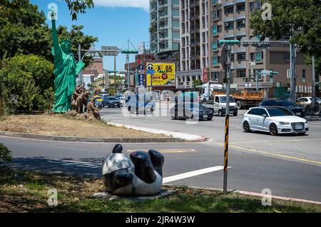 Taipeh. 22. August 2022. Replik der Freiheitsstatue in Taipei, Taiwan am 22/08/2022 US-Politiker kündigen weitere Besuche in Taiwan an. Ein prominent besuchter Besuch von Nancy Patricia Pelosi, Sprecherin des Repräsentantenhauses der Vereinigten Staaten, zog den Zorn Chinas auf sich und eine militärische Übung, bei der die Volksbefreiungsarmee Raketen abfeuerte, die über die Insel flogen und in der Nähe von Japan schliefen. Von Wiktor Dabkowski Credit: dpa/Alamy Live News Stockfoto