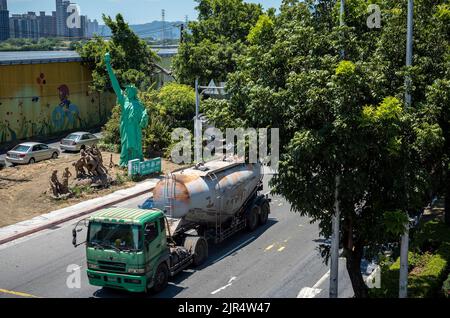 Taipeh. 22. August 2022. Replik der Freiheitsstatue in Taipei, Taiwan am 22/08/2022 US-Politiker kündigen weitere Besuche in Taiwan an. Ein prominent besuchter Besuch von Nancy Patricia Pelosi, Sprecherin des Repräsentantenhauses der Vereinigten Staaten, zog den Zorn Chinas auf sich und eine militärische Übung, bei der die Volksbefreiungsarmee Raketen abfeuerte, die über die Insel flogen und in der Nähe von Japan schliefen. Von Wiktor Dabkowski Credit: dpa/Alamy Live News Stockfoto