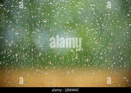 Nahaufnahme von Regentropfen am Fenster Stockfoto