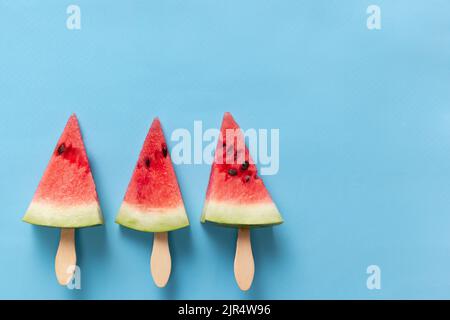 Fruchteis. Sommer Wassermelone schneiden Eis auf blauem Hintergrund. Design für Cover, Wallpaper, Gerätescreen Stockfoto