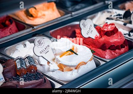 28. Juni 2022, Antalya, Türkei: Eiscreme in verschiedenen Farben und Geschmacksrichtungen im Kühlschrank im Fenster eines Dessertladens oder einer Gelateria. Lecker und Stockfoto