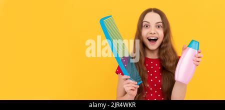 Stauned teen girl hat lange Haare halten Haarbürste und Lotion. Kid girl Haarpflege, horizontales Poster. Banner-Kopfzeile mit Kopierbereich. Stockfoto