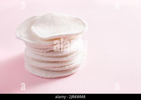 Zero Waste umweltfreundliche Hygiene Bad Konzept. Wiederverwendbare Baumwoll-Pads, Make-up-Entfernung Stockfoto