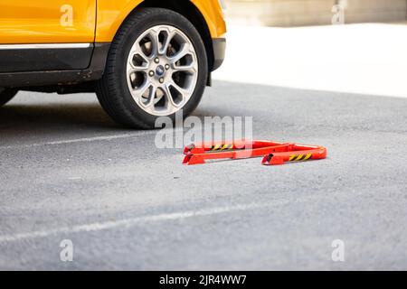 Bild einer roten Parkplatzbarriere Stockfoto