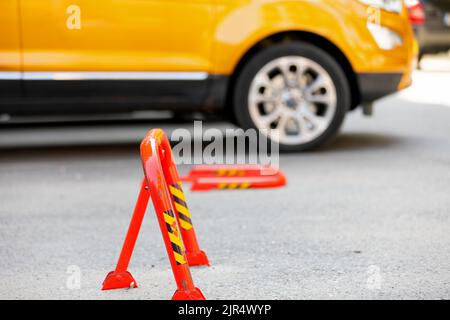 Bild einer roten Parkplatzbarriere Stockfoto